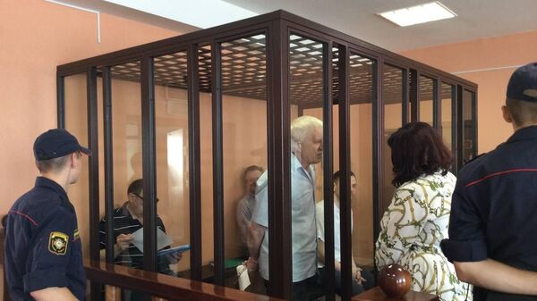 Григорий Костусев общается со своим адвокатом - Sputnik Беларусь