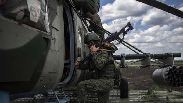 Военнослужащий у вертолета Ми-8МТВ - Sputnik Беларусь