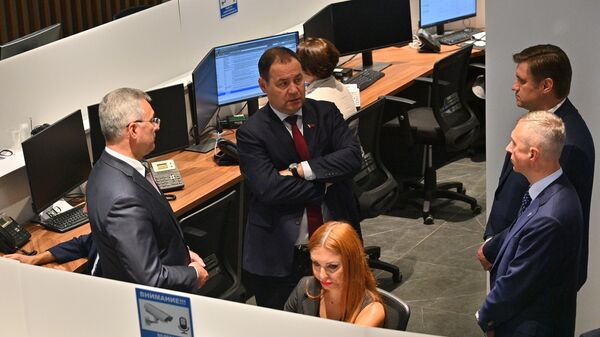 Премьер-министр Роман Головченко во время рабочего визита на Белорусскую универсальную товарную биржу - Sputnik Беларусь