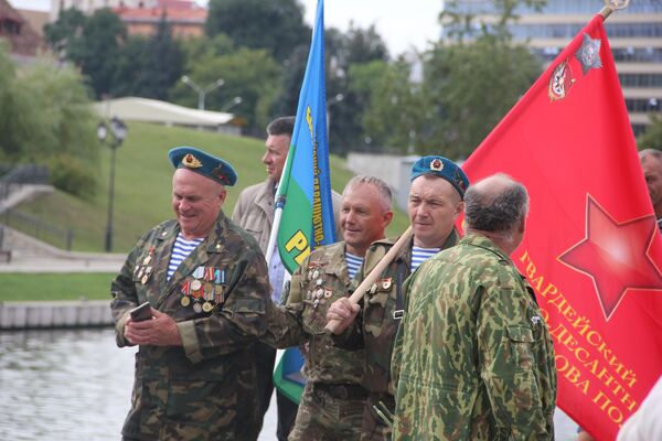 Белорусские десантники встретились на Острове слез - Sputnik Беларусь