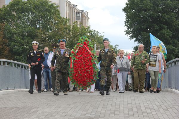 Участники возложили цветы к мемориалу на Острове Мужества и Скорби. - Sputnik Беларусь