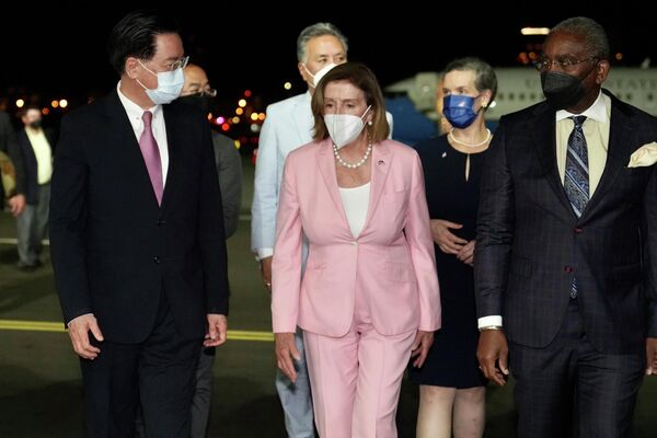 На этой фотографии, опубликованной министерством иностранных дел Тайваня, спикер Палаты представителей США Нэнси Пелоси прибывает в Тайбэй. - Sputnik Беларусь