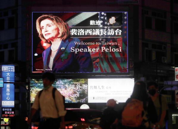Рекламный щит с приветствием спикера палаты представителей США Нэнси Пелоси в Тайбэе. - Sputnik Беларусь