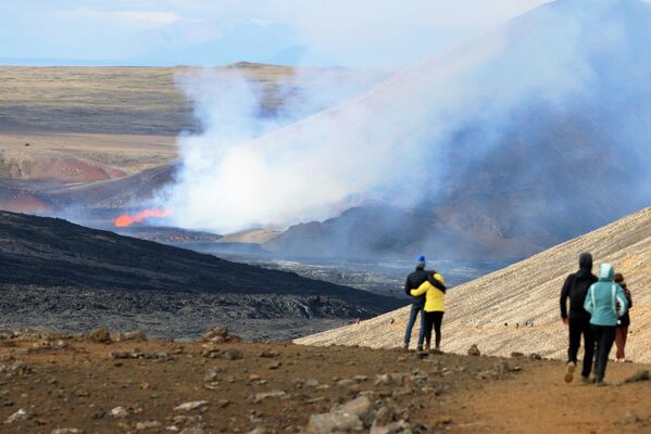 Люди смотрят, как просыпается вулкан Фаградальсфьядль в Исландии. - Sputnik Беларусь