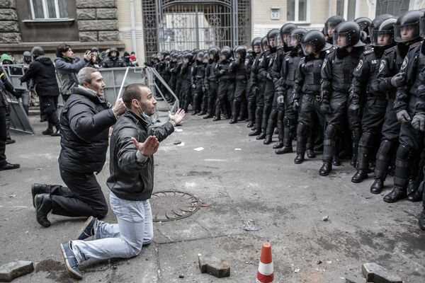 На фото: столкновения протестующих с бойцами сил правопорядка во время беспорядков возле здания администрации президента Украины - Sputnik Беларусь