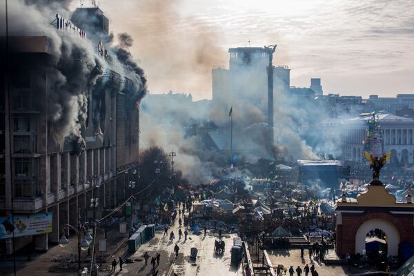 На фото: дым от пожаров и сторонники оппозиции на площади Независимости в Киеве - Sputnik Беларусь