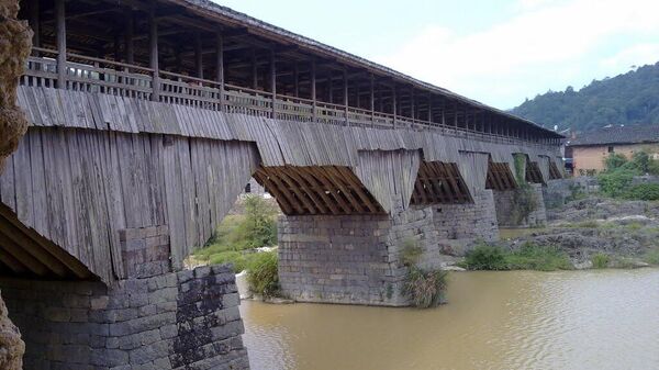 Мост, которые построили более 900 лет назад, сгорел в Китае  - Sputnik Беларусь