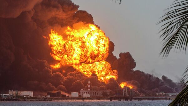 Дым от горящих резервуаров с нефтью на Кубе  - Sputnik Беларусь