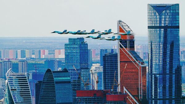 Строй тактическое крыло из истребителей Су-30СМ, Су-35С и бомбардировщиков Су-34 пролетает над деловым центром Москва-сити - Sputnik Беларусь