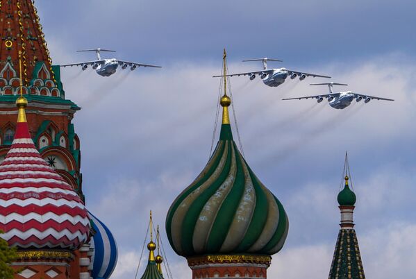 Тяжелые транспортные самолеты Ил-76 на репетиции воздушной части парада Победы в Москве - Sputnik Беларусь