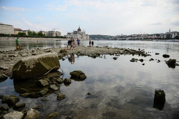 Туристы фотографируются на южной оконечности острова Маргит в Будапеште. Уровень воды в реке Дунай упал на полтора метра за три недели, в то время как гидрологические прогнозы указывают, что осадков пока не ожидается. - Sputnik Беларусь
