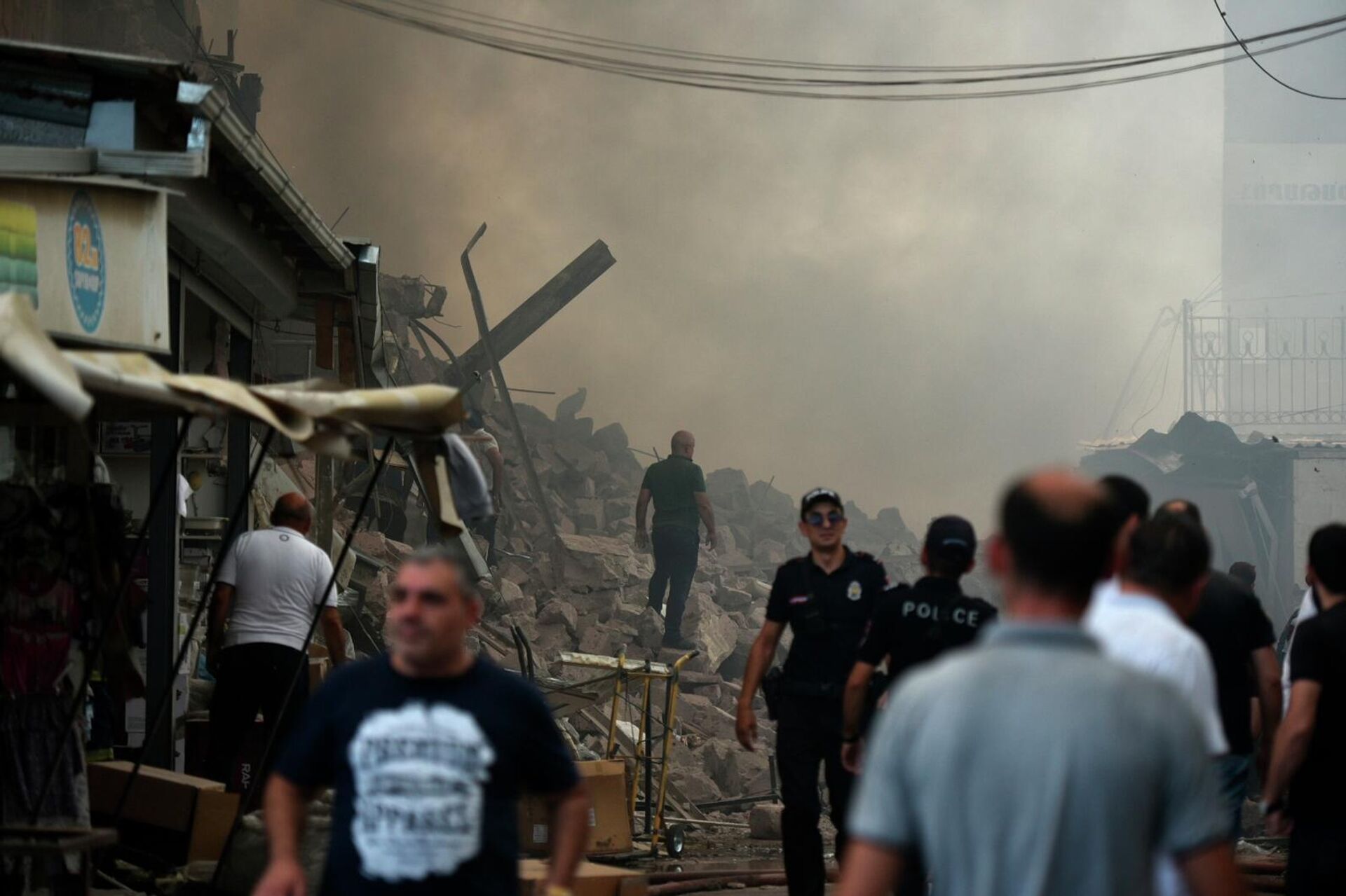 Местные жители на месте взрыва у торгового центра Сурмалу в Ереване - Sputnik Беларусь, 1920, 14.08.2022