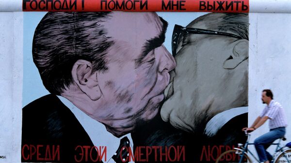 Граффити российского художника Дмитрия Врубеля, изображение целующихся Леонида Брежнева и Эрика Хонеккера на участке Берлинской стены - Sputnik Беларусь