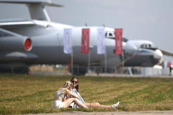 Девушки сидят на летном поле во время открытия международного военно-технического форума Армия-2022 в Кубинке - Sputnik Беларусь