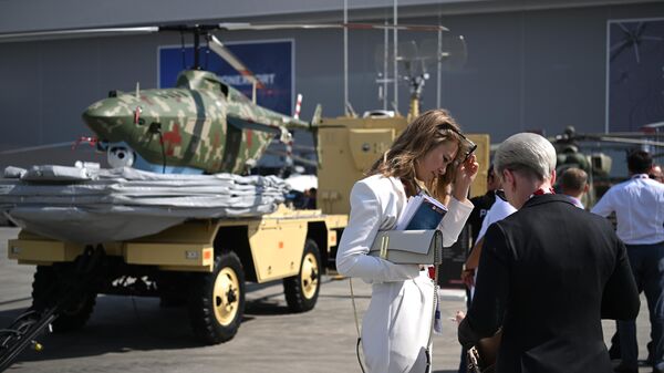 Посетители на выставке в рамках Международного военно-технического форума Армия-2022 в Конгрессно-выставочном центре Патриот. На втором плане слева: беспилотник БАС-750 - Sputnik Беларусь