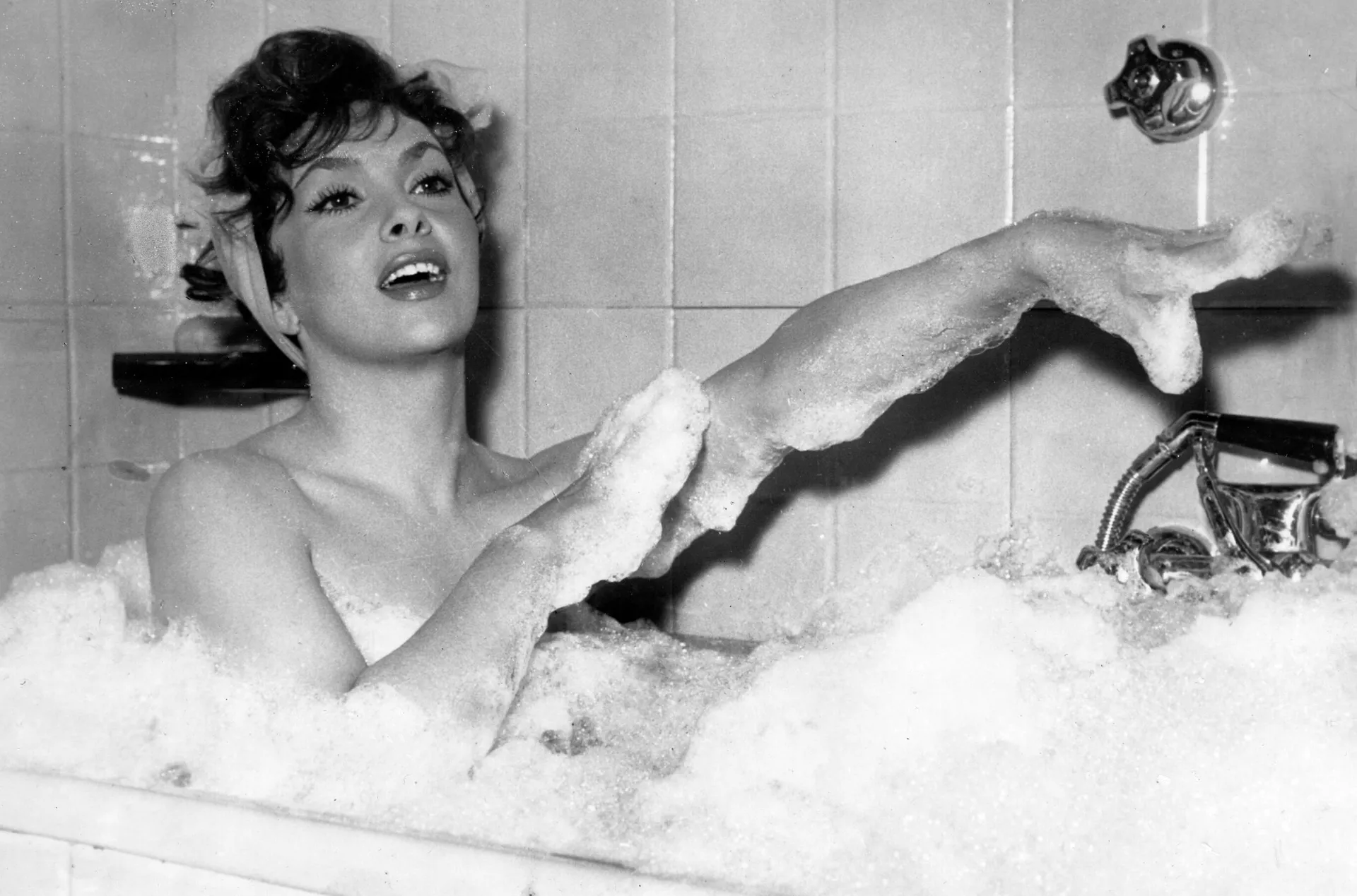 Итальянская актриса Джина Лоллобриджида принимает ванну с пеной в сцене своего фильма Анна из Бруклина, снятого на студии Cinecitta в Риме. 5 декабря 1957 года - Sputnik Беларусь, 1920, 16.01.2023