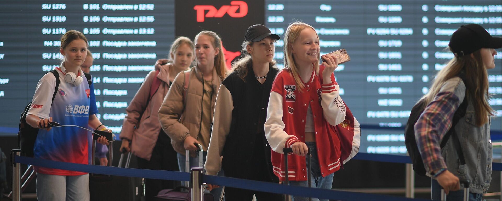 Пасажыры ў аэрапорце Шарамеццева - Sputnik Беларусь, 1920, 15.04.2026