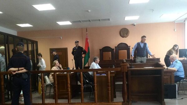 Адвокаты и прокурор перед началом слушания в суде по делу о госперевороте - Sputnik Беларусь