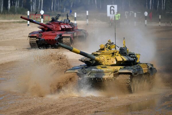 Танки Т-72Б3 команды военнослужащих России (слева) и танк Т-72БМЭ Беларуси. - Sputnik Беларусь