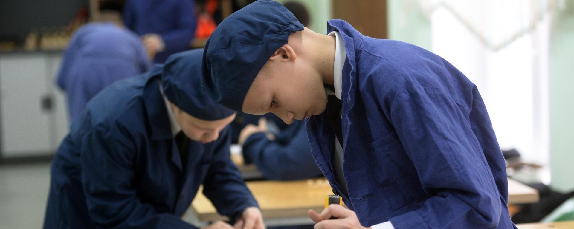 Ученики на уроке труда в школе - Sputnik Беларусь, 1920, 18.12.2025