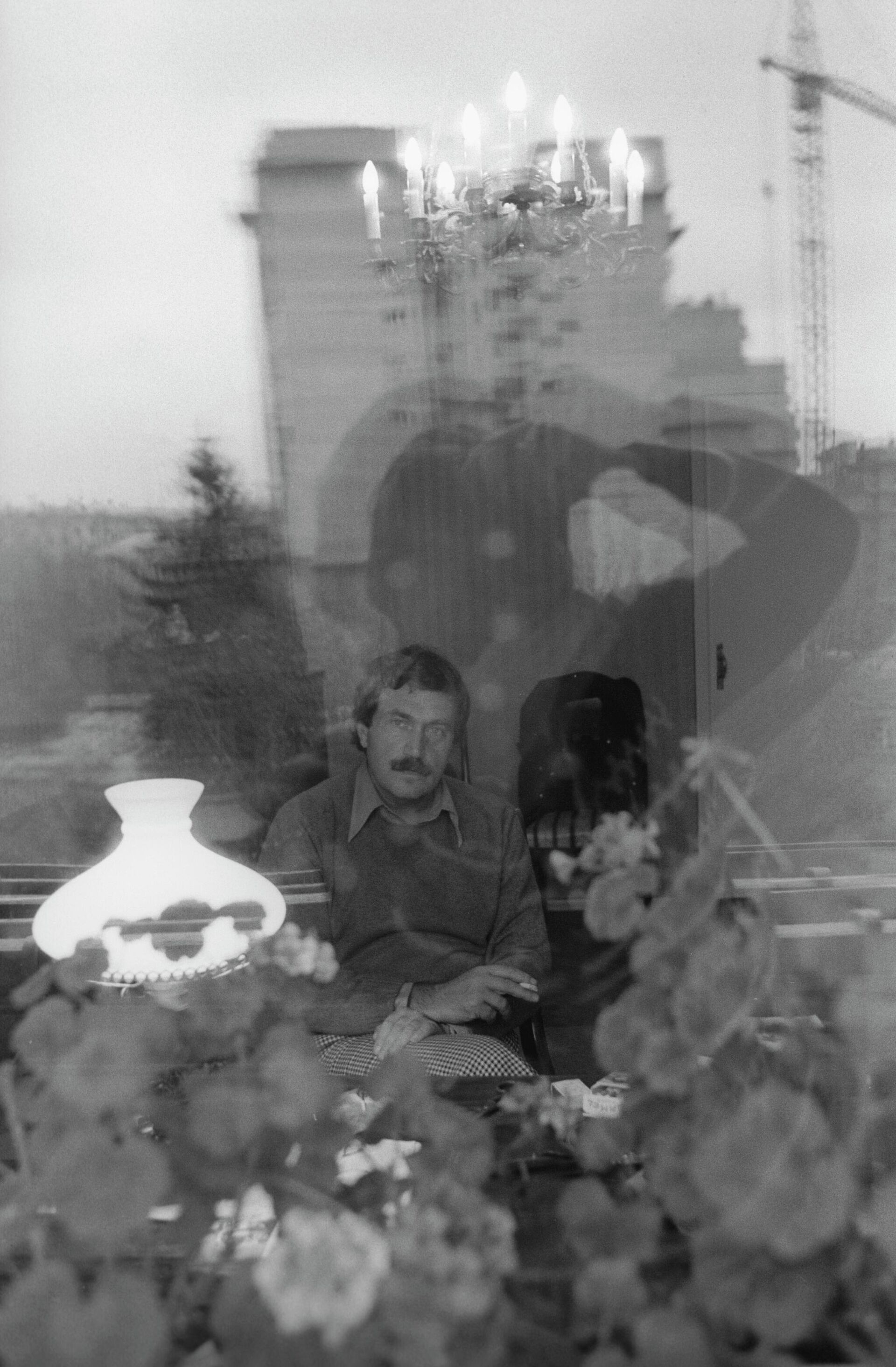 Писатель Василий Аксенов в своей квартире за несколько дней до эмиграции в США - Sputnik Беларусь, 1920, 18.08.2022