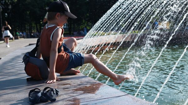 Мальчик отдыхает возле фонтана - Sputnik Беларусь