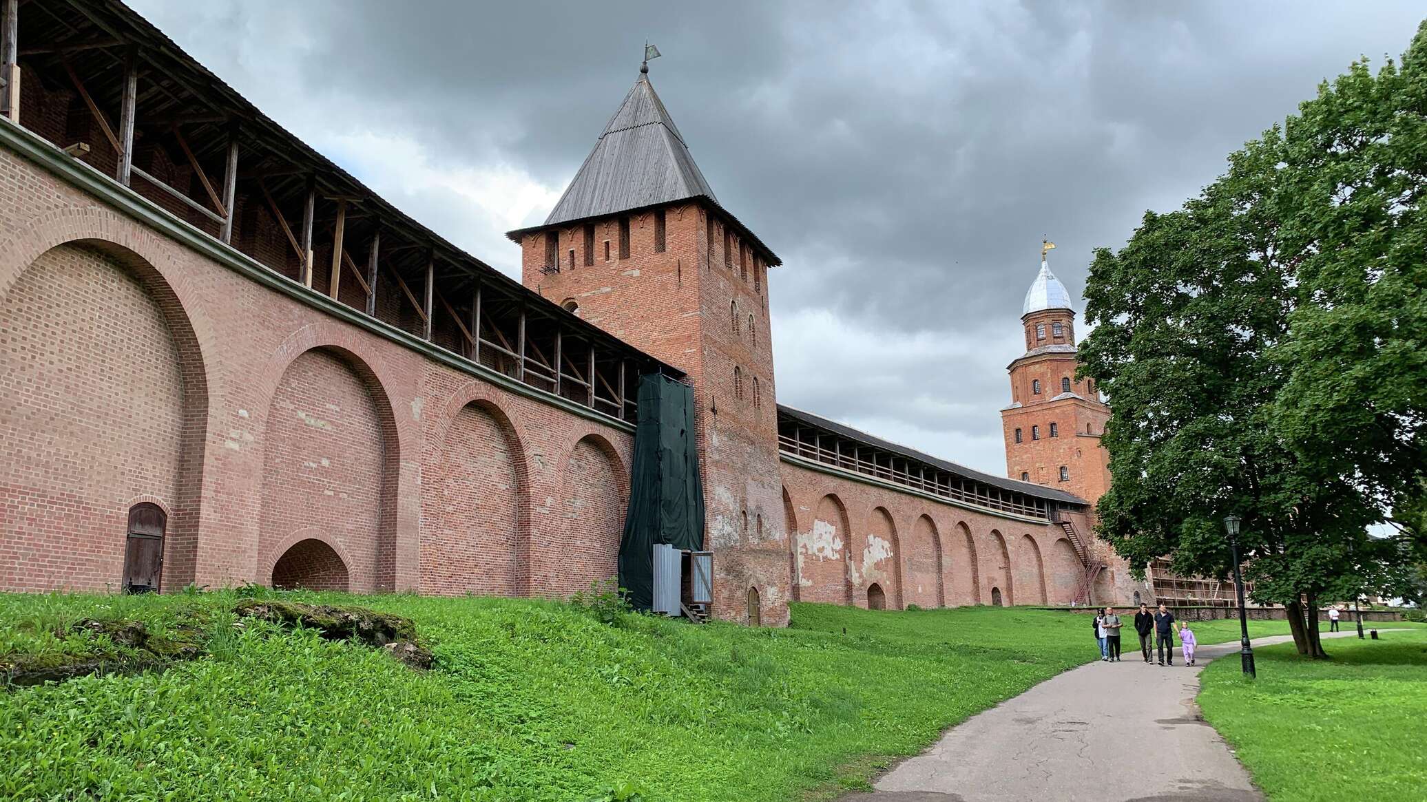 кремлевская стена в санкт петербурге