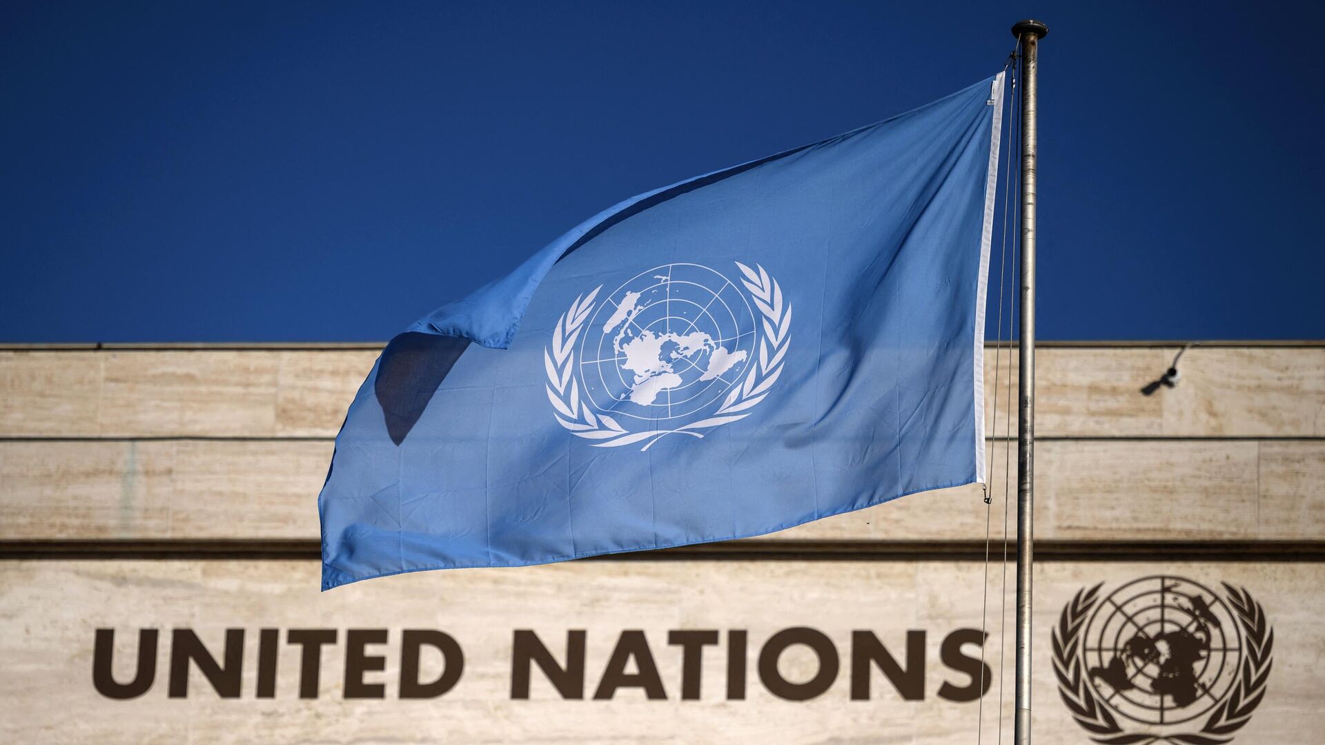 Флаг Организации Объединенных Наций у главного входа в здание Дворца Наций - Sputnik Беларусь, 1920, 22.08.2022