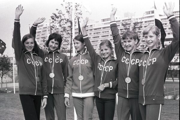 Алімпійская зборная каманда СССР па спартыўнай гімнастыцы. Злева направа: Любоў Бурда, Эла Саадзі, Людміла Турышчава, Вольга Корбут, Антаніна Кошаль, Тамара Лазаковіч. ФРГ, Мюнхен. Алімпіяда 1972 года. - Sputnik Беларусь