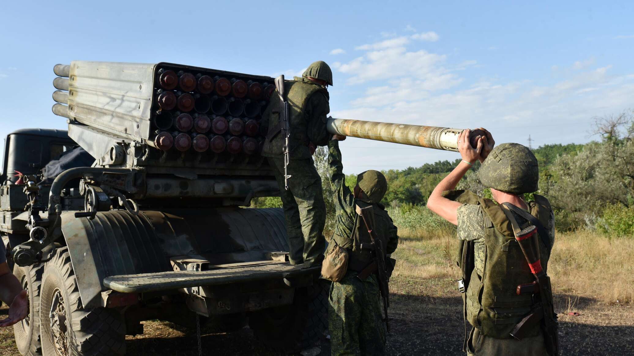 Работа града. Военный Вагнер РСЗО град. БМ 21 град армии ПМР. БМ-21 град в Чечне. Американское оружие на Украине.