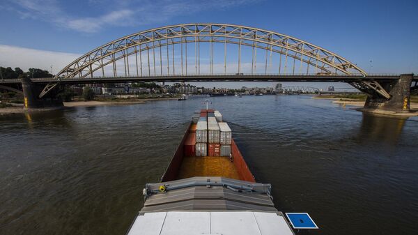 Судно направляется в Германию по реке Рейн недалеко от Лобита, Нидерланды - Sputnik Беларусь