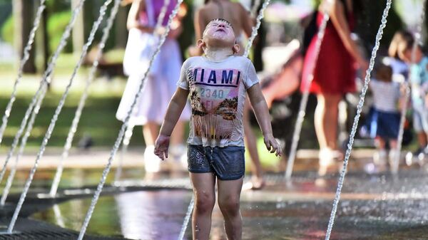 Дети купаются в фонтанах Гомеля - Sputnik Беларусь