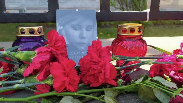 Белорусы несут цветы к посольству РФ в память о Дарье Дугиной - Sputnik Беларусь
