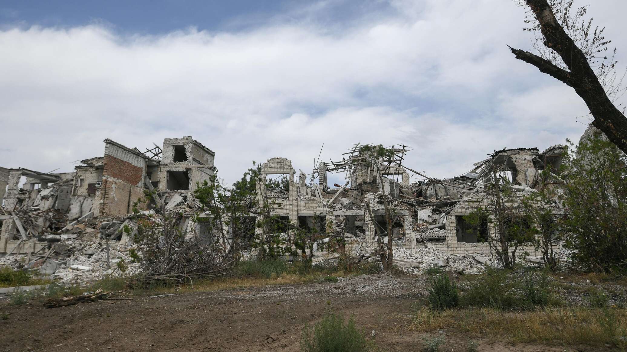 Операция в херсонской области. Разрушенный дом. Разрушенная школа. Разрушенная Украина. Разрушенные дома в Украине.