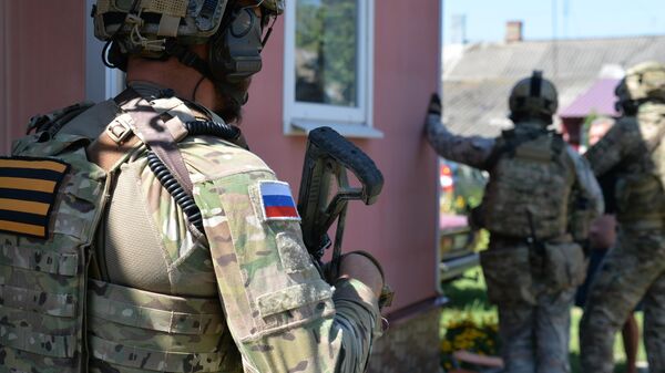 Военнослужащие российского подразделения специального назначения проверяют дом в Харьковской области - Sputnik Беларусь