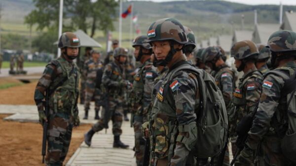 Участники из Индии во время подготовки к стратегическому командно-штабному учению Восток-2022 в России - Sputnik Беларусь