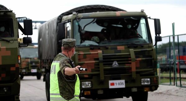 В маневрах задействуют более 5 тыс. единиц вооружения, будет отрабатываться обеспечение безопасности в Восточном регионе. - Sputnik Беларусь