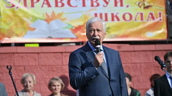 Посол РФ Борис Грызлов во время посещения в День знаний минской гимназии №50 - Sputnik Беларусь