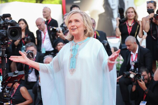 Бывший госсекретарь США Хиллари Клинтон также прибыла на фестиваль в Венеции. - Sputnik Беларусь