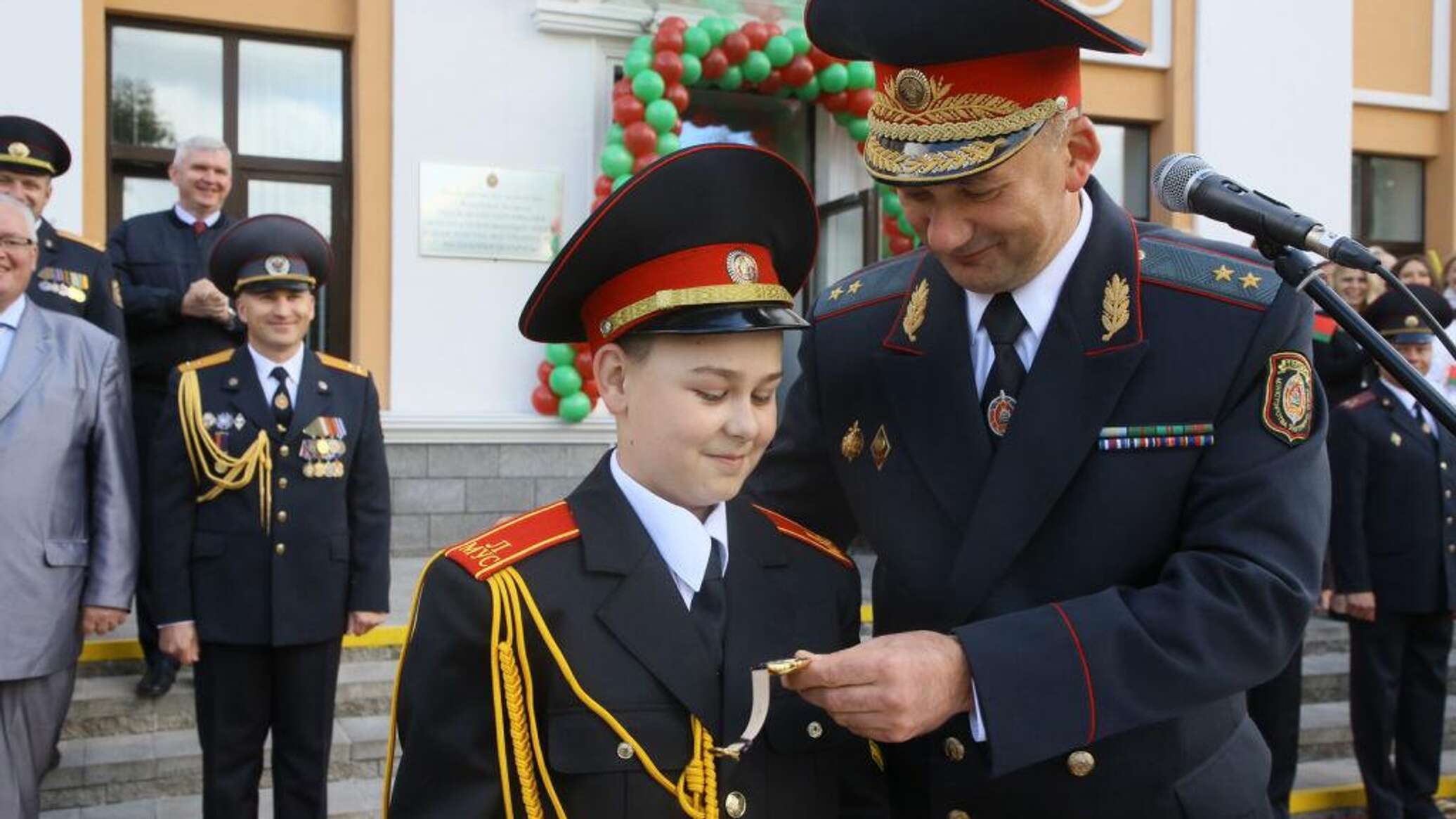 Большой конкурс: в милицейский лицей на первый звонок прибыл министр ...