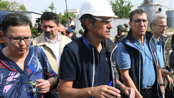 Генеральный директор МАГАТЭ Рафаэль Гросси (в центре) во время посещения Запорожской атомной электростанции - Sputnik Беларусь