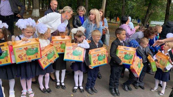 Дети с подарками от Русского дома - Sputnik Беларусь