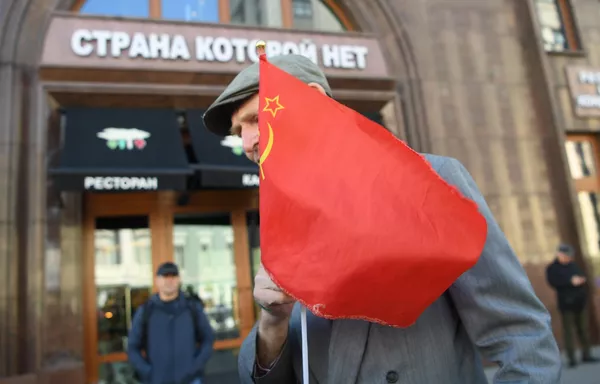 Мужчина с советским флагом у ресторана &quot;Страна, которой нет&quot; рядом с Колонным залом Дома союзов. - Sputnik Беларусь