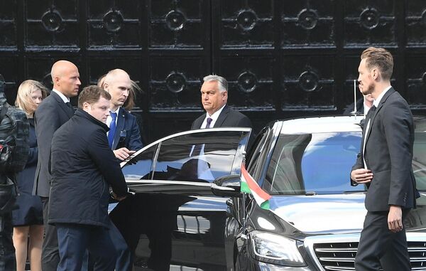Премьер-министр Венгрии Виктор Орбан (в центре) у Дома союзов в Москве. - Sputnik Беларусь