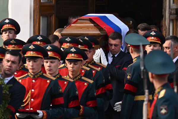 Сотрудники ритуальной службы выносят гроб с телом бывшего президента СССР Михаила Горбачева. - Sputnik Беларусь