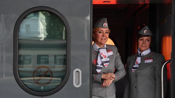 Проводницы встречают пассажиров туристического поезда Белорусский вояж на Белорусском вокзале в Москве - Sputnik Беларусь