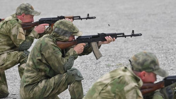 Добровольцы стреляют из автоматов Калашникова на базе центра подготовки спецназа в Гудермесе - Sputnik Беларусь