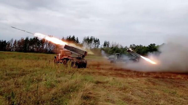 Военные показали, как Градами уничтожают гаубицы противника  – видео - Sputnik Беларусь