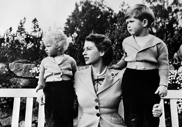 До восьми лет учился дома, им занималась гувернантка.На фото: с матерью королевой и сестрой принцессой Анной. - Sputnik Беларусь