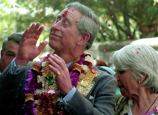 Британского принца встречают дождем из цветочных лепестков в Джайпуре, 31 марта 2006 года. Принц Чарльз и его жена Камилла находились там в шестидневном турне по Индии. - Sputnik Беларусь